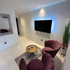 Madonna Luxury Split