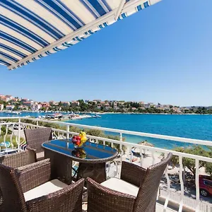 apartment-rozana.hotels-in-trogir.com/